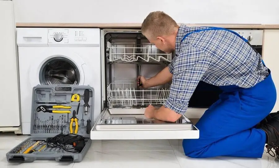 Elmadağ Miele servisi teknisyen ekibi beyaz eşya tamiri yaparken